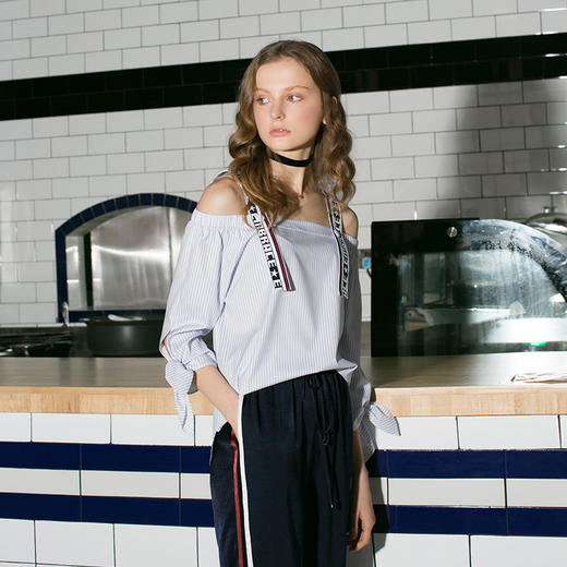 欧芮儿 秋装新款条纹衬衣女中袖字母一字领露肩衬衫女上衣 商品图1