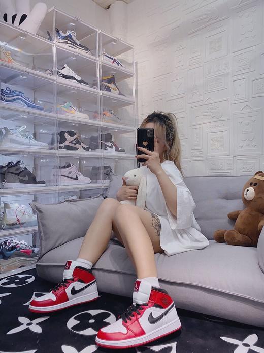 Air Jordan 1 Mid “Chicago”小芝加哥Air Jordan 1 Mid，整体采用白色头层和红色搭配，swoosh 、鞋带、护板部分采用黑色点缀。 商品图1