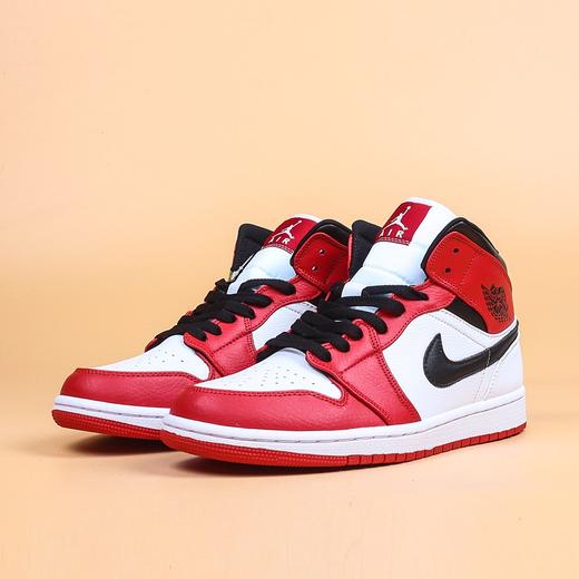 Air Jordan 1 Mid “Chicago”小芝加哥Air Jordan 1 Mid，整体采用白色头层和红色搭配，swoosh 、鞋带、护板部分采用黑色点缀。 商品图0