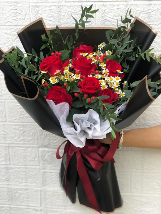 心动花束 红玫瑰7支 洋甘菊3支 红豆2支搭配细叶尤加利 1扎原价98,2扎