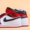 Air Jordan 1 Mid “Chicago”小芝加哥Air Jordan 1 Mid，整体采用白色头层和红色搭配，swoosh 、鞋带、护板部分采用黑色点缀。 商品缩略图2