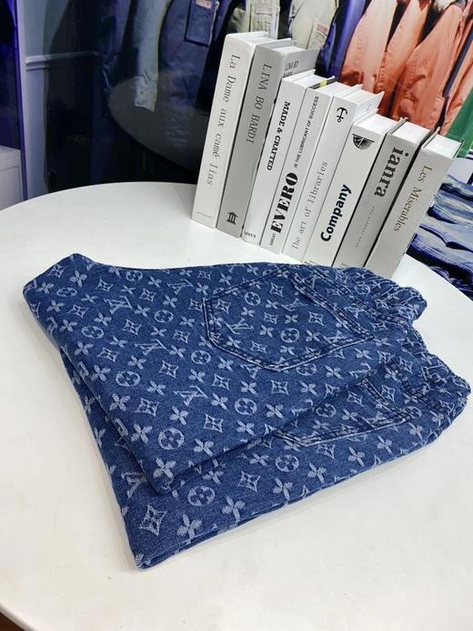 点此购买 LV男女款涂鸦满印老花直筒牛仔裤 莲157098 商品图5