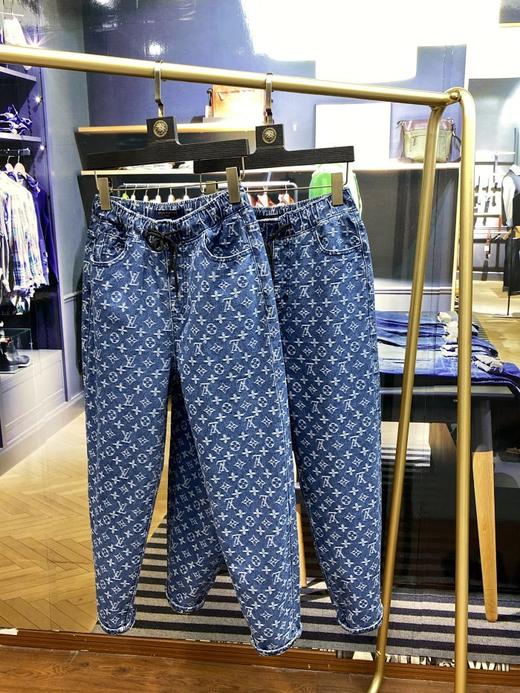 点此购买 LV男女款涂鸦满印老花直筒牛仔裤 莲157098 商品图0