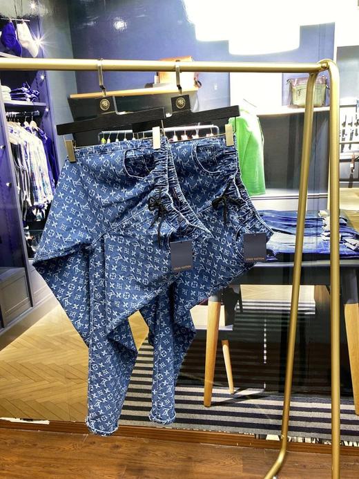 点此购买 LV男女款涂鸦满印老花直筒牛仔裤 莲157098 商品图3