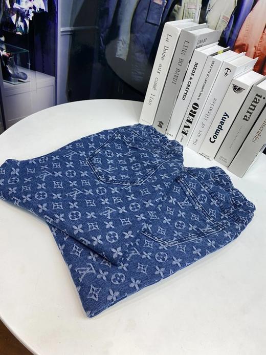 点此购买 LV男女款涂鸦满印老花直筒牛仔裤 莲157098 商品图4