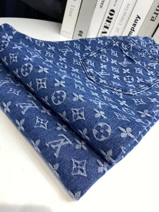 点此购买 LV男女款涂鸦满印老花直筒牛仔裤 莲157098 商品图7