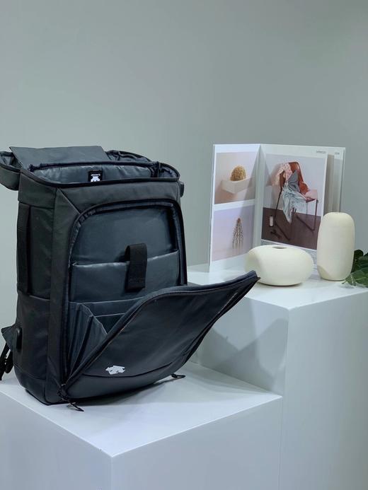 点此购买 迪桑特男女运动双肩包 十一157160 商品图9