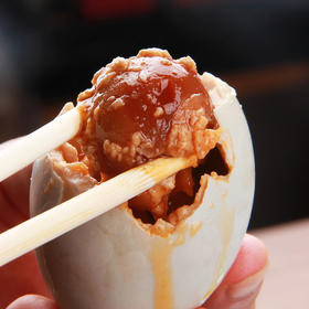 每天吃2斤海鲜喂养大的北海海鸭蛋，一戳爆红油，贼香贼沙！