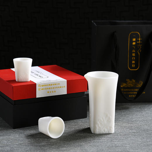C-XZ-0001 一团和气 羊脂玉瓷 套三方尊酒具一壶两杯 商品图1