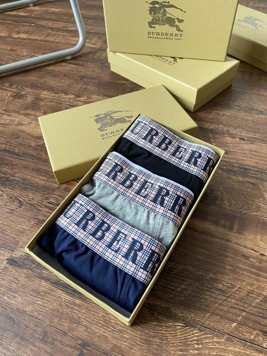 点此购买 巴宝莉男款格纹纯棉平角内裤 左157703