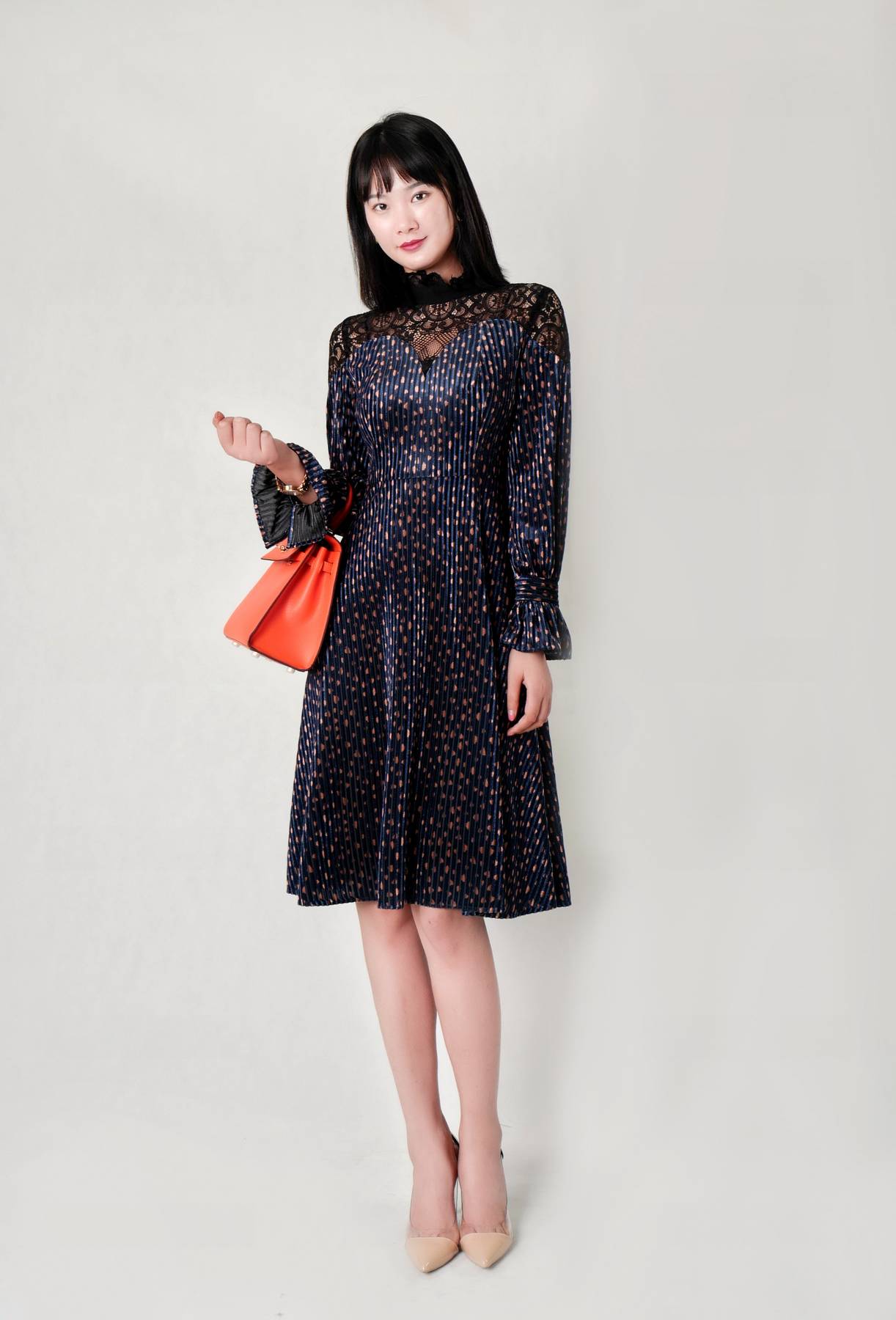 复古丝绒拼接蕾丝领连衣裙