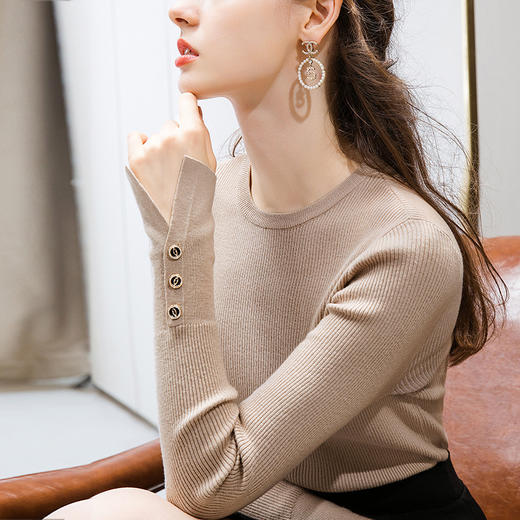 DY-AL50050女装内搭长袖洋气小衫圆领纽扣温柔风打底衫 商品图1