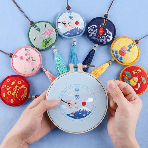 【东方美绣】圆形手工香囊 商品图0