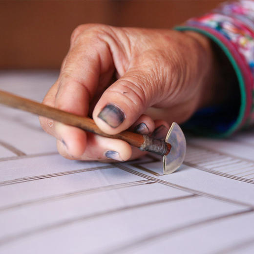 苗族非遗蜡染手艺 天然板蓝根染色的蓝染真丝小方巾  55*55cm/件 商品图6