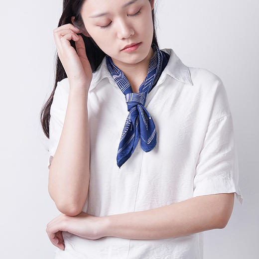 苗族非遗蜡染手艺 天然板蓝根染色的蓝染真丝小方巾  55*55cm/件 商品图3