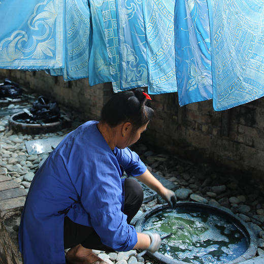 苗族非遗蜡染手艺 天然板蓝根染色的蓝染真丝小方巾  55*55cm/件 商品图5