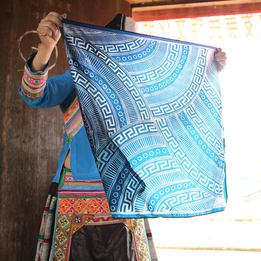 苗族非遗蜡染手艺 天然板蓝根染色的蓝染真丝小方巾  55*55cm/件 商品图2