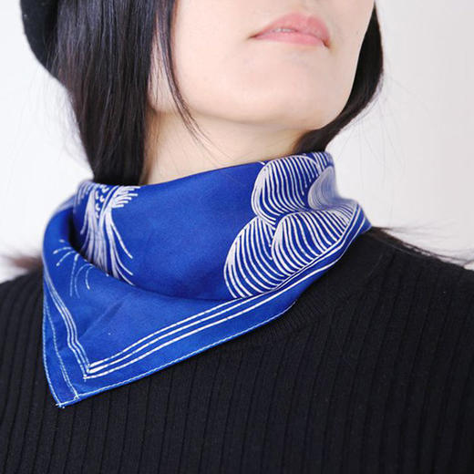 苗族非遗蜡染手艺 天然板蓝根染色的蓝染真丝小方巾  55*55cm/件 商品图4