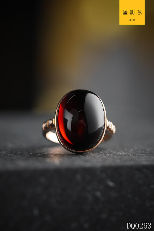 【褐红血珀戒指】规格:16.8*12.7mm克重:4.2g【编号:dq0263】
