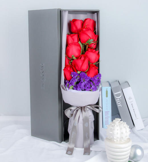 燃梦---红玫瑰11枝，深紫色勿忘我0.3扎 素染纸-浅灰2张，雪梨纸0.5张，银灰色logo缎带1米，魔力铁山灰盒(小)（1069） 商品图0