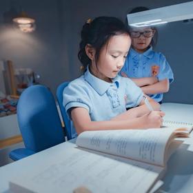 种草笔记丨站着学习更健康？可高可低的乐歌电动儿童桌，帮娃解锁读书新乐趣 