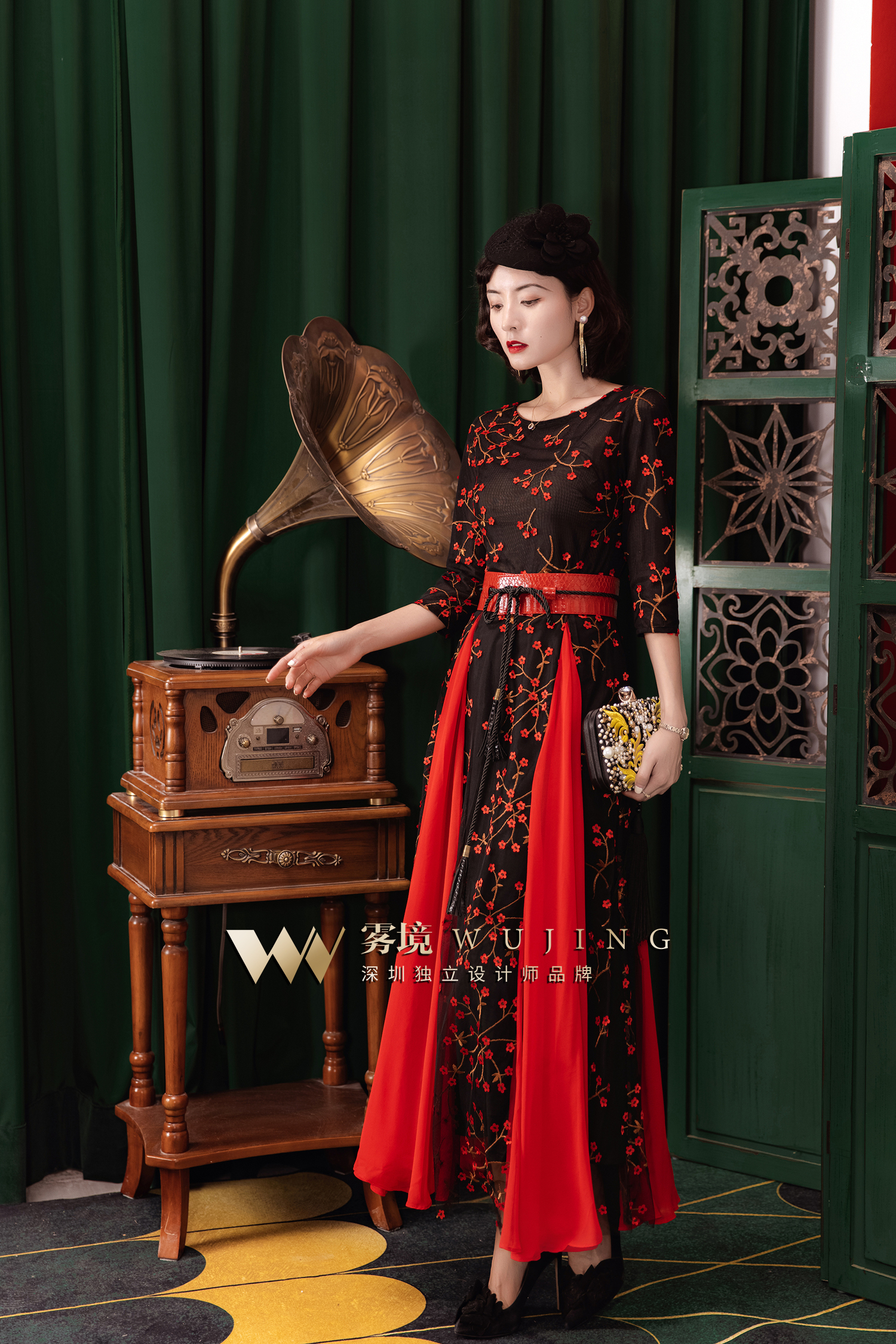 20376 暗夜玫瑰立体刺绣网纱连衣裙 雾境