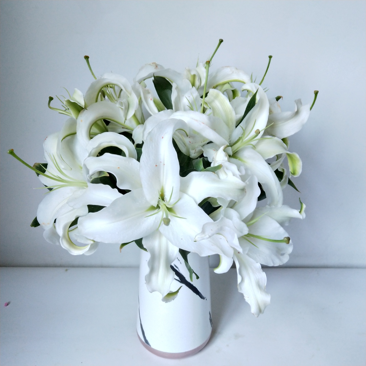 云南鲜花基地直发水养插花居家办公室插花西伯利亚白百合20枝