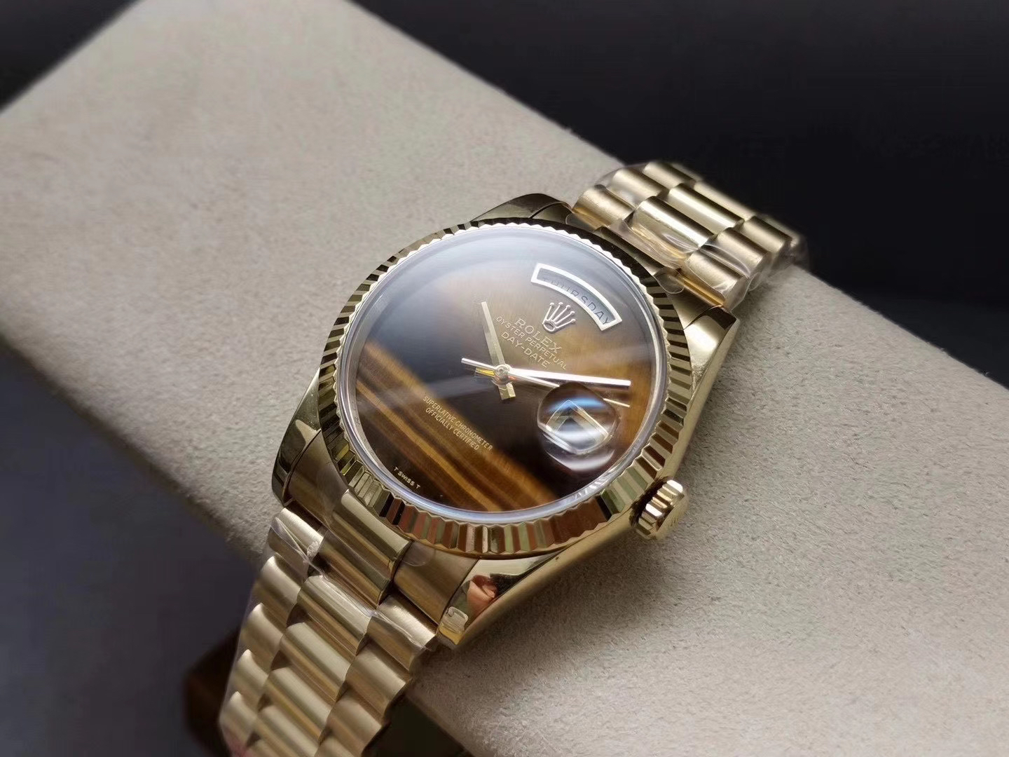 新款劳力士36mm星期日志型daydate字面盘面采用r天然孔雀石