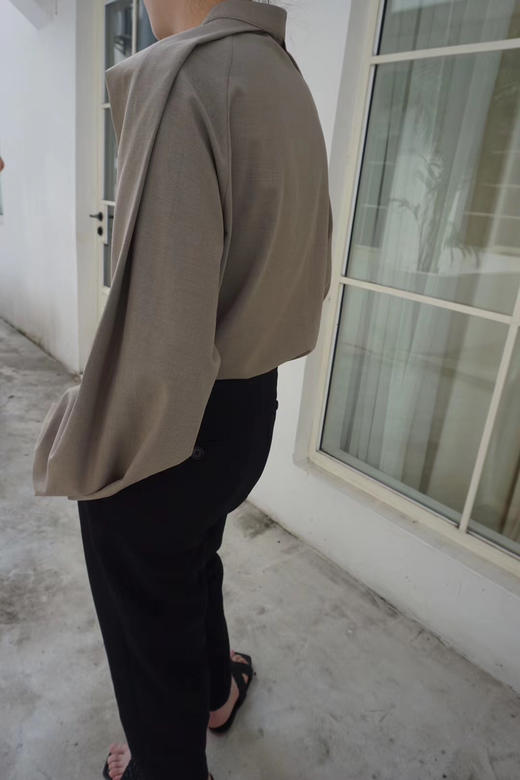 Viktoria Chan | AW2009 Arya Box Shirt [ 卡其绿上衣 ] 商品图1