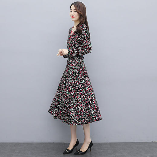 WZNH-XMRS2079秋冬打底长袖V领过膝中长款气质常规显瘦连衣裙 商品图4