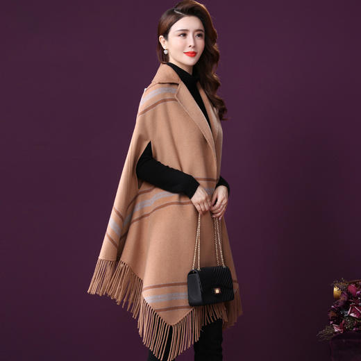 WXY-W-QX-20863秋冬中长款新款复古气质名媛绵羊毛翻领时尚披肩 商品图1