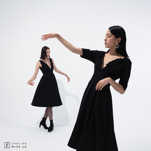 【双姝】AtelierMissLu设计师弧型V领黑色微光泽中袖气质连衣裙/0000646 商品图3