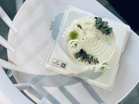 鲜花女士复古简约奶油生日蛋糕