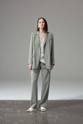 衣领织带装饰直身西服