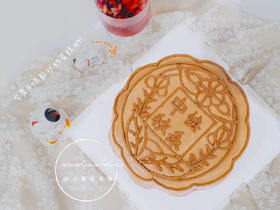 节日限定月饼蛋糕（蛋糕中间的字改为了节日快乐！），金沙咸蛋黄芋泥馅料，既养生又上头！可以预定10月1日~10月8日期间内