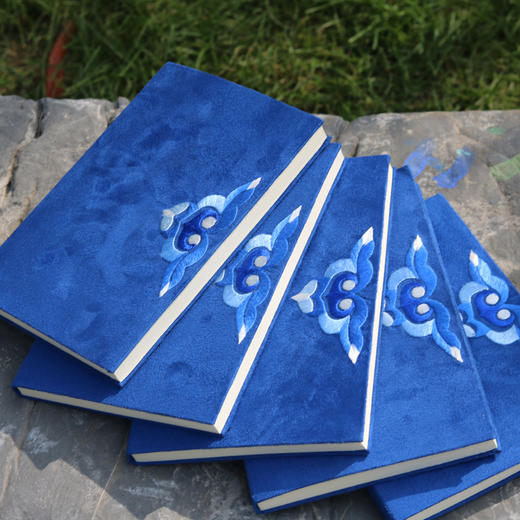 深山集市 蓝色 紫色 灰色 刺梨花笔记本 手工绒布刺绣刺梨花笔记本  书写 送礼 收藏用 麂皮绒 少数民族绣娘手作 含感谢信 商品图4