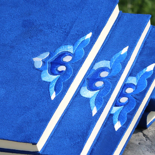 深山集市 蓝色 紫色 灰色 刺梨花笔记本 手工绒布刺绣刺梨花笔记本  书写 送礼 收藏用 麂皮绒 少数民族绣娘手作 含感谢信 商品图2