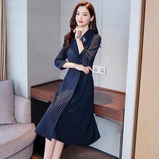 WZNH-ZYQL72时尚潮流舒适简约条纹中长款长袖连衣裙 商品图3