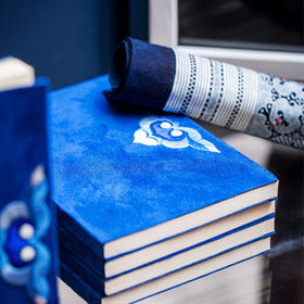 深山集市 蓝色 紫色 灰色 刺梨花笔记本 手工绒布刺绣刺梨花笔记本  书写 送礼 收藏用 麂皮绒 少数民族绣娘手作 含感谢信