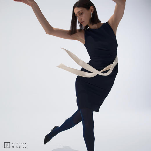 【蓝调多瑙河】AtelierMissLu设计师褶皱藏蓝微光泽修身连衣裙/0000465D 商品图3