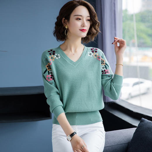 LM-20019外穿毛衣宽松短款女装秋冬2020年新款洋气绣花针织打底衫 商品图0