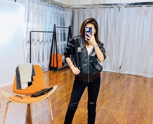 点此购买 MLB男女满印暗纹飞行夹克外套 青161009 商品图8