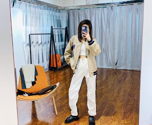 点此购买 MLB男女满印暗纹飞行夹克外套 青161009 商品图7