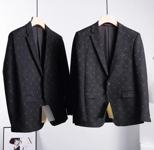 d548189 时尚单扣华达呢男士休闲西服外套!蜜蜂标识满花!