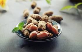  一杯小酒暖秋夜，一盘花生品酒香！ 