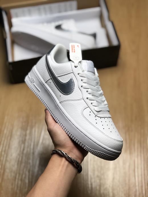 真标半码 耐克Nike AIR FORCE 1'07 空军一号 “蓝雾霾”低帮休闲板鞋 柔软、弹性十足 商品图2