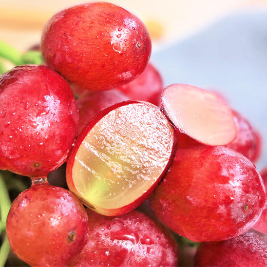 【绯红诱人】新疆科瑞森葡萄 无核红提 顺丰冷链运输 脆爽甘甜 新鲜当季 恋爱味道的葡萄 商品图1