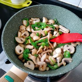 意悠芙不粘锅，轻巧好用颜值高