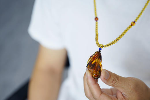 莲年有鱼·墨西哥红蓝珀莲蓬吊坠 商品图6