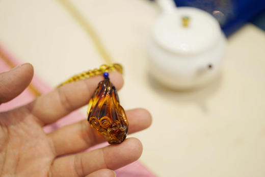 莲年有鱼·墨西哥红蓝珀莲蓬吊坠 商品图5